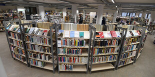 Ein Rondell mit Büchern steht in der Zentralbibliothek in Bremen.