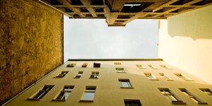 Hausfassaden von einem Berliner Hinterhof aus gesehen