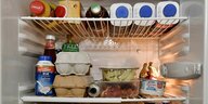 Blick in einen prall gefüllten Kühlschrank