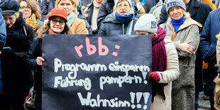 MitarbeiterInnen des rbb bei einer Protestkundgebung