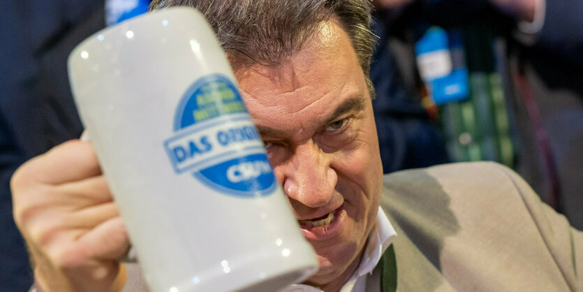 Markus Söder prostet mit Bier-Masskrug