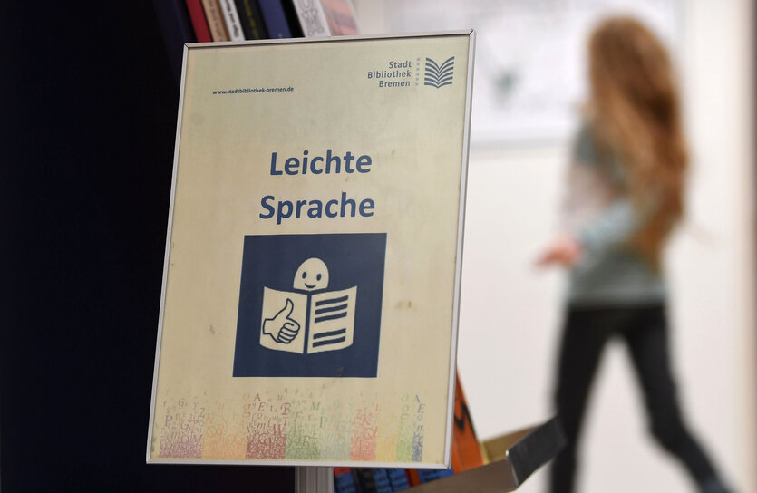 Ein Schild in einer Bibliothek weißt auf Bücher in einfacher Sprache hin