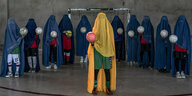 Frauenfussballmanschaft lässt sich von einem AP-Fotografen mit Burka fotografieren, weil sie nicht erkannt werden wollen