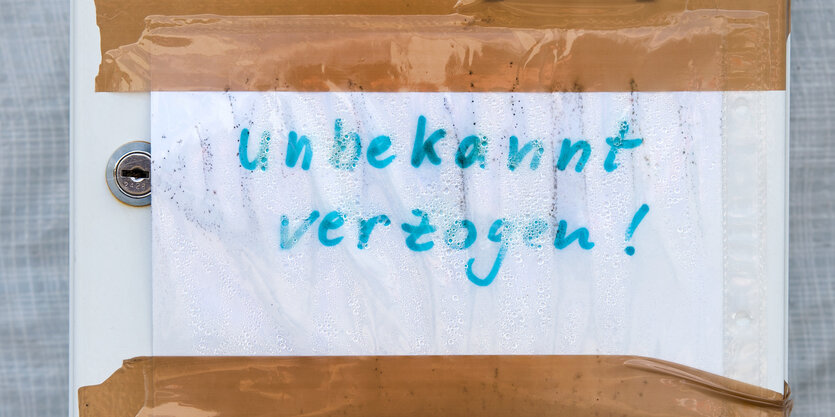 Briefkasten einer Flüchtlingsunterkunft mit Aukleber "unbekannt verzogen"