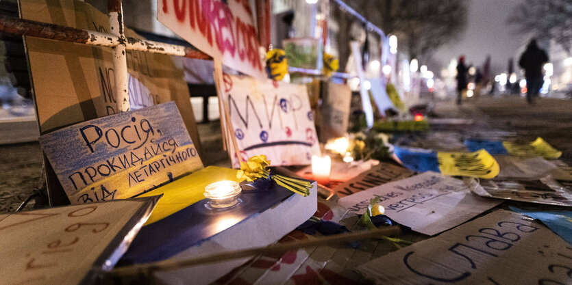 Mahnwache vor der russischen Botschaft gegen die Invasion Russlands in die Ukraine in Berlin