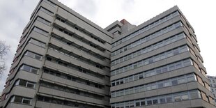 Leerstand in Berlin. Foto: Ein leerstehendes Buerogebaeude in der Kurfuerstenstrasse, Ecke an der Urania. Es wird wohl bald abgerissen