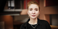 Porträtaufnahme von Alisa Kovalenko. Sie blickt frontal in die Kamera und trägt schwarz.