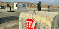 Stop-Schild vor der Zugangsstraße zur Enklave Bergkarabach
