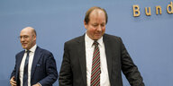 Dirk Nockemann und Alexander Wolf stehen im Raum der Bundespressekonferenz.