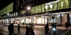 Das Kaufhaus Karstadt am Berliner Hermannplatz hat die Weihnachtsbeleuchtung eingeschaltet