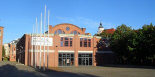 Eine Halle unter strahlend blauen Himmel