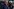 Dmitri Muratow mit Bart und blauem Anorak wird von Journalisten und Fotograf:innen umlagert