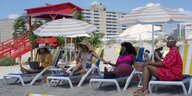 Szene aus der Serie: Die vier Frauen liegen auf Liegen am Strand