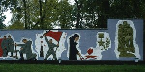 Pro-Sowjetische Wandbemalung an einer Kasernenmauer in der DDR