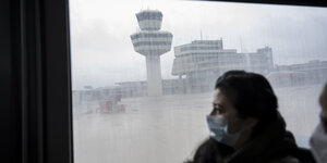 Blick durch ein Busfenster auf den Tower vom Ex-Flughafen Tegel
