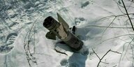 Eine abgeschossene Rakete steckt im Schnee