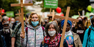 Frauen mit Holzkreuzen - Abtreibungsgegnerinnen