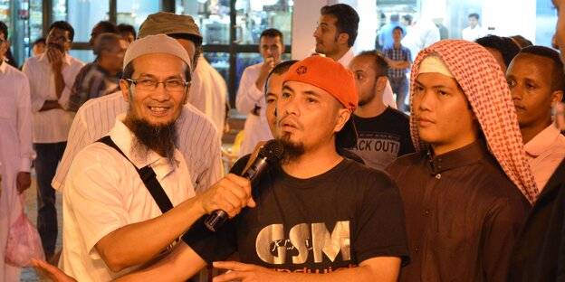 Ein philippinischer Gastarbeiter in der Innenstadt von Dschidda. Ein philippinischer Gastarbeiter in der Innenstadt von Dschidda.