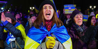 Demonstratin für die Ukraine am Freitagabend in Berlin am Brandenburger Tor