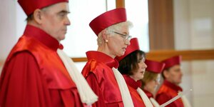 Richter und Richterinnen des Bundesverfassungsgerichts in roten Roben