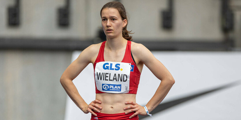 Louise Wieland im Trikot mit Startnummer