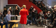 Franziska Giffey steht bei der Stimmabgabe vor einer Gruppe Journalisten mit Kameras.