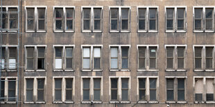 Die Fenster des Gebäudes zum Hof Nr. 2 des früheren Berliner Flughafens Tempelhof