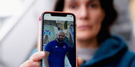 Oihana Goiriena, Frau von Pablo Gonzalez, zeigt ein Bild ihres Mannes auf dem Smartphone