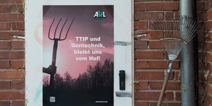 Ein Plakat an einer Tür