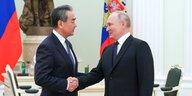 Händeschüttelen zwischen Wladimir Putin und Wang Yi