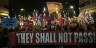 Demonstranten mit einem Banner mit der Aufschrift "They shall not pass" - si kommen nicht durch
