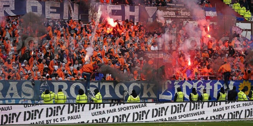 Fußballfans schießen mit Leuchtspurmunition