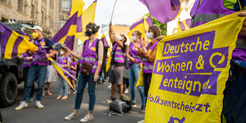 Menschen mit Westen von DW enteignen auf einem Protest