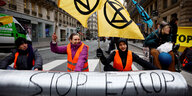 Klimaschutz-Demonstranten beim Protest auf einer Straße