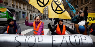 Klimaschutz-Demonstranten beim Protest auf einer Straße