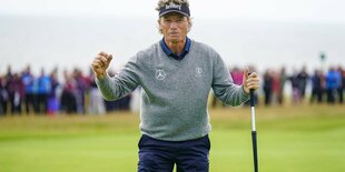 Bernhard Langer Jubelt mit Golfschläger in der Hand