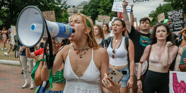 People protest in the summer of 2022 for the protection of abortion rights before the US Supreme Court