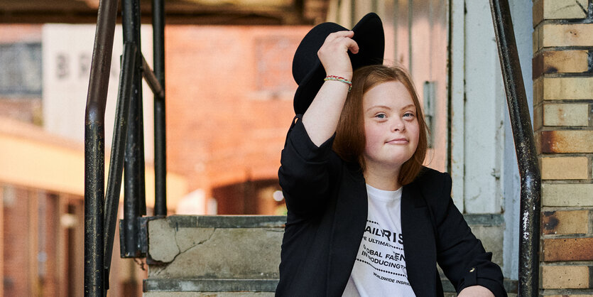 Schauspielerin Amelie Gerdes sitzt auf einer Treppe.