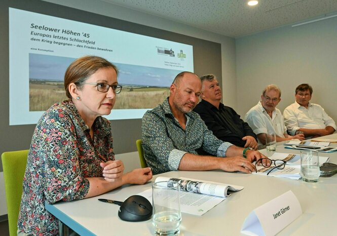 Fünf Vertreter:innen, die sich für das Museum einsetzen, sitzen bei einer Presskonferenz an einem Tisch