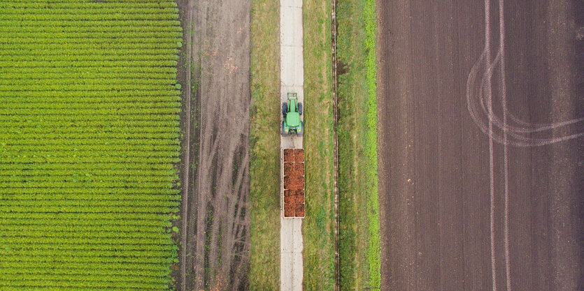 Ein Erntefahrzeug aus der Vogelperspektive