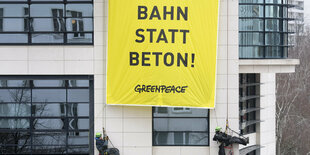 Aktivisten der Umweltschutzgruppe Greenpeace mit Banner an der SPD-Bundeszentrale: Bahn statt Beton