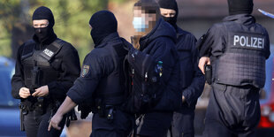 Polizisten führen eine Person ab