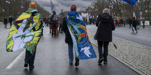 Demonstranten mit Friedenssymbolen