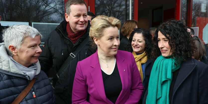 Katina Schubert, Franziska Giffey und Bettina Jarasch stehen nebeneinander