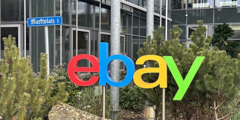 buntes Firmenlogo von Ebay am Eingang zum Hauptsitz