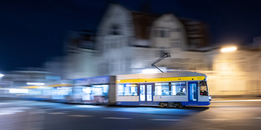 Eine Bahn mit der Aufschrift "LVB (Leipziger Verkehrsbetriebe)" fährt durch die Innenstadt von Leipzig