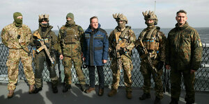 Boris Pistorius mit Soldaten an Deck eines Schiffes