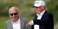 Murdoch und neben ihm Trump mit weißer MAGA-Mütze