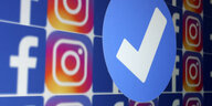 Die Logos von Facebook und Instagram mit einem Verifizierungshaken