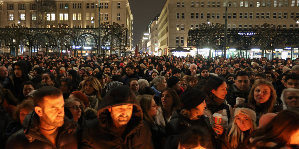 Viele Menschen stehen auf dem Rathausmarkt in Hamburg bei einer Gedenkveranstaltung zusammen.